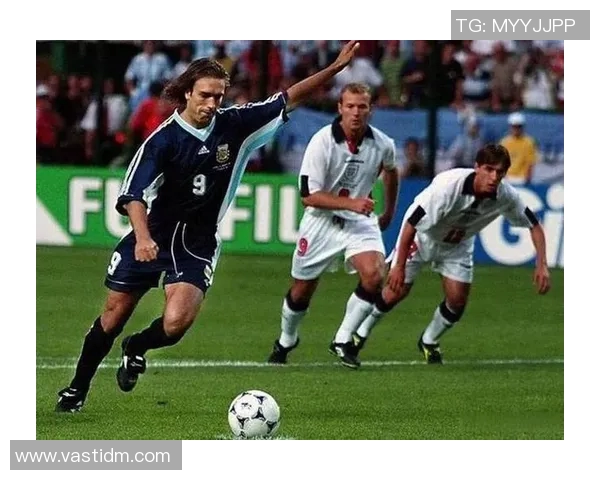 80一代足球明星的辉煌岁月与传奇故事回顾 80一代足球明星的辉煌岁月与传奇故事回顾