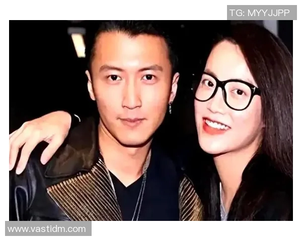 足球明星与中国美女亲密合影展现魅力瞬间引发热议与关注